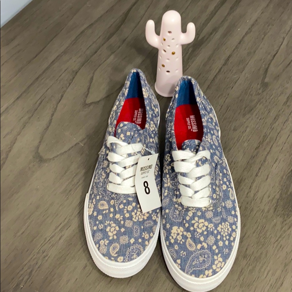 SIZE 8 WOMENS SHOE